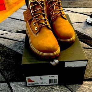 Brand new size 4 juniors never worn